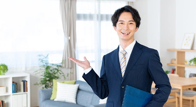 笑顔で案内する担当者